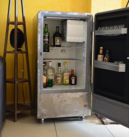 Frigo décliné en bar industriel vintage des années 50