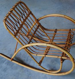 Rocking chair enfant vintage en rotin