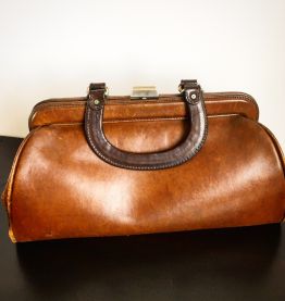 Ancien sac en cuir marron. Style sacoche de médecin années 30