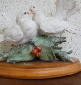 couple de colombes sur socle bois