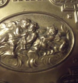 petite boite recouverte laiton  anges