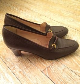 Escarpins Vintage en Cuir à Boucle Dorée