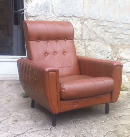 Paire de fauteuils de salon en  skaï marron - années 1960
