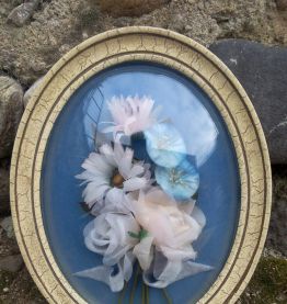 Joli cadre reliquaire bombé ovale - ancien