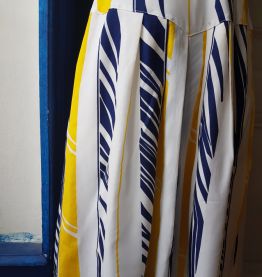 Robe midi vintage blanche à motifs jaunes et bleus
