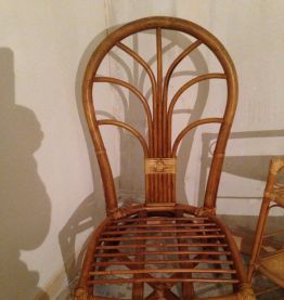 Chaises en rotin et déserte 