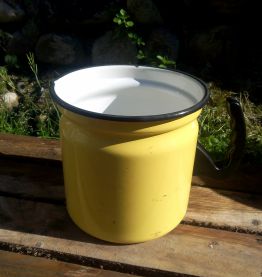 Pot à bouillir le lait en tôle émaillée jaune - vintage