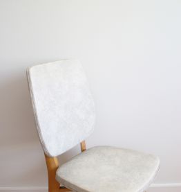 Chaise vintage scandinave pieds compas en skaï effet marbré 70s