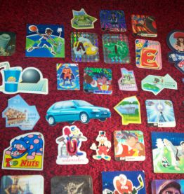 lot une quarantaine de magnets publiictaires