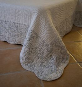 2 dessus de lit en boutis et housses d’oreiller assorties