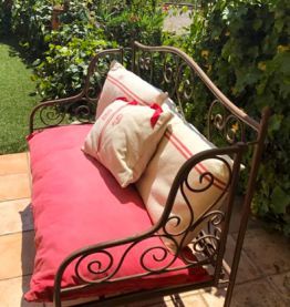 Petit canapé d’extérieur en fer forgé + coussins