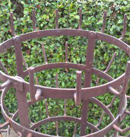 Porte bouteilles HERISSON en fer forgé, années 1920