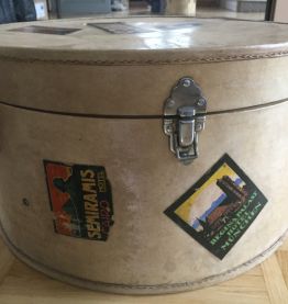 Boite chapeau anglaise en cuir blanc