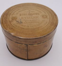 Trio d'anciennes boîtes jaunes