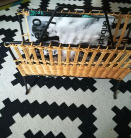 porte revues en fer forgé et osier années 60