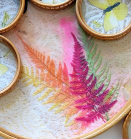 Plateau rond et 6 dessous de verre en bambou avec décor de papillons et de feuillage colorés, véritables ailes de papillons Années 60