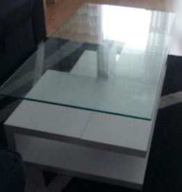 Table basse blanche laqué, dessus en verre