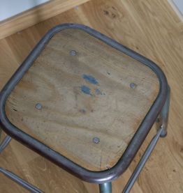 Tabouret d'école ou d'atelier en métal et bois style industriel
