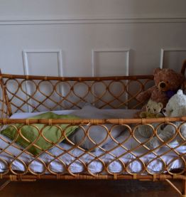 Très joli lit d'enfant en rotin - vintage 