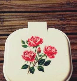 poubelle vintage décor roses à pédale 