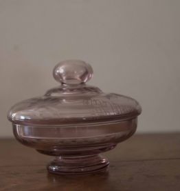 Bonbonnière mauve en cristal de bohème taillé