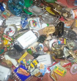 LOT COLLECTION PORTE-CLEFS FEVES ET PIN'S 