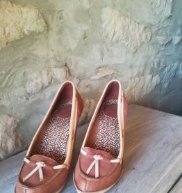 belle chaussure rétro vintage en cuir 