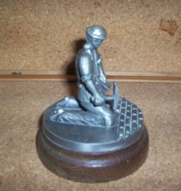 STATUETTE ETAIN SUR SOCLE LE CANTONIER 
