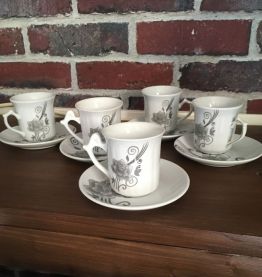 Délicat service à café en porcelaine