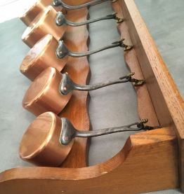 Grande étagère et sa batterie de casseroles en cuivre