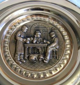 Assiette cuivre verni murale scène de vie