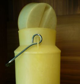 Pot à lait jaune Gilac plastique N° 1125