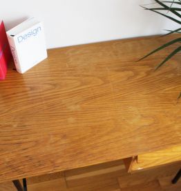 Bureau vintage moderniste années 60 pieds en metal noir