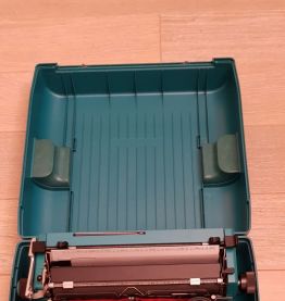 Machine à écrire 60/70 de marque Olivetti turquoise 
