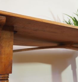 Table ancienne en bois massif naturel aux pieds tournés