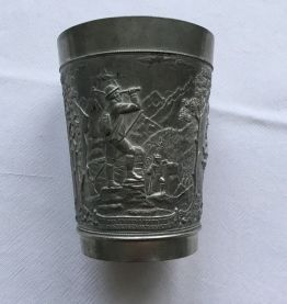 Gobelet en métal gravé 
