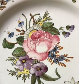 Assiette décorative de Moustier 