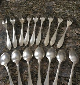 9 fourchettes et 7 cuillères à soupe en métal argenté