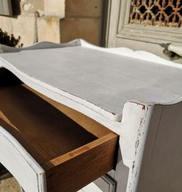 Meuble chevet à trois tiroirs, patine blanche