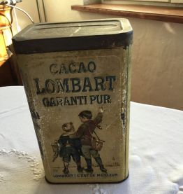 Boîte en métal cacao Lombard à sujets en relief 