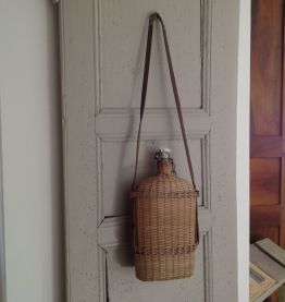 Bouteille et son étui en osier