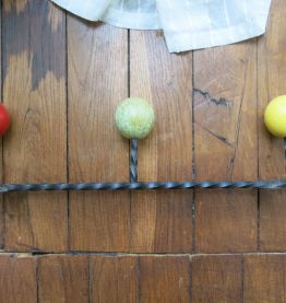 Porte manteau 50s fer forgé boules bois 