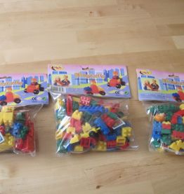 3 Jouets anciens - "80 briques avec personnages et roues 