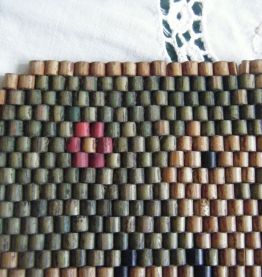 Dessous de plat ancien en perles de bois Travail artisanal