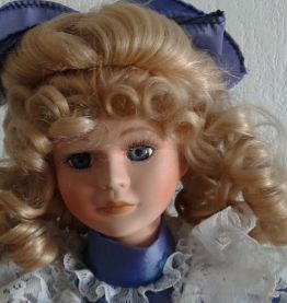 Poupée visage en porcelaine