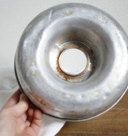 moule en métal vintage pour pâtisserie