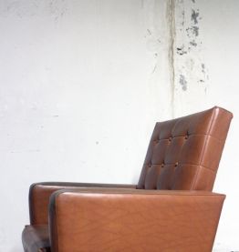 SOLDES -50% - Fauteuil vintage skaï marron années 50