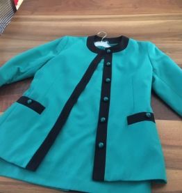 TAILLEUR VERT,belle coupe,longueur jupe 62 cms