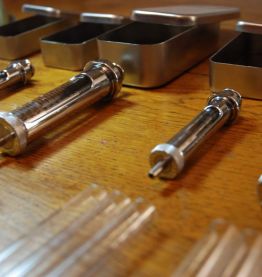 Lot de seringues en métal et verre