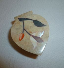 Boite stéatite, incrustée nacre Inde